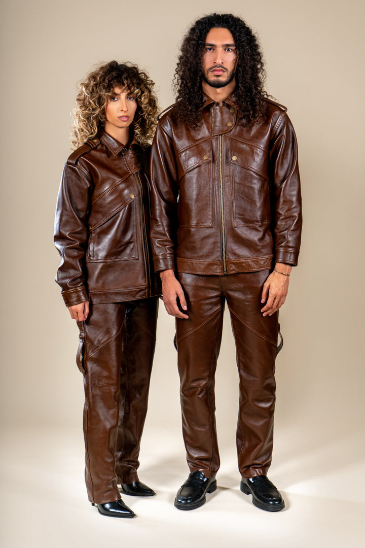 Pantalon Amnay en cuir marron porté par deux mannequins, vue de face.