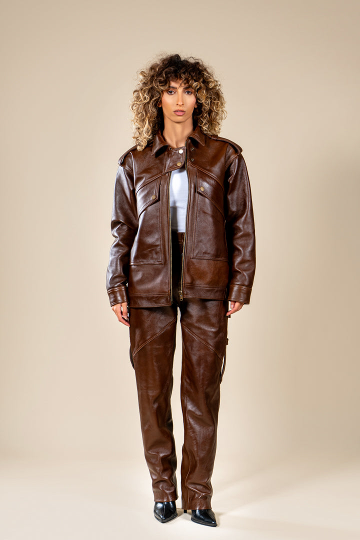 Pantalon Amnay en cuir marron porté par un mannequin, vue de face.
