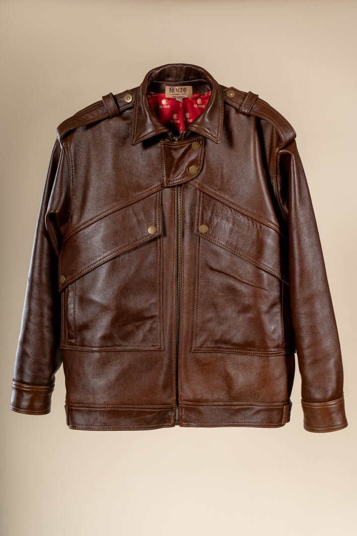 Veste Aviateur Azir en cuir marron présentée à plat, vue de face avec ses détails et finitions.
