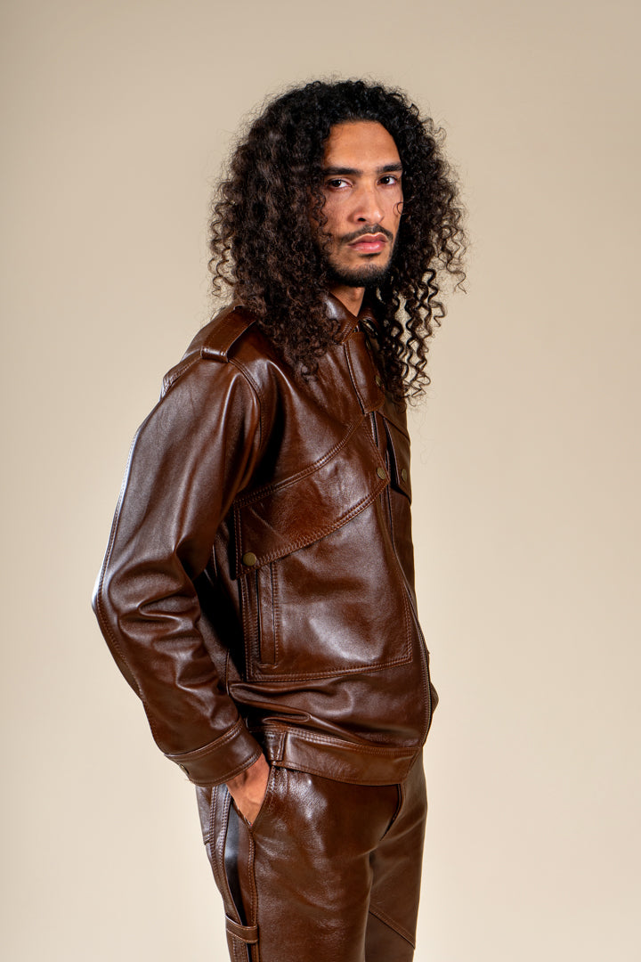 Veste Aviateur Azir en cuir marron portée par un homme, vue de profil.