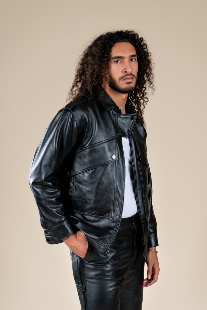 Veste Azir Numidie en cuir noir portée par un homme, vue de profil, mettant en valeur sa coupe et ses détails.