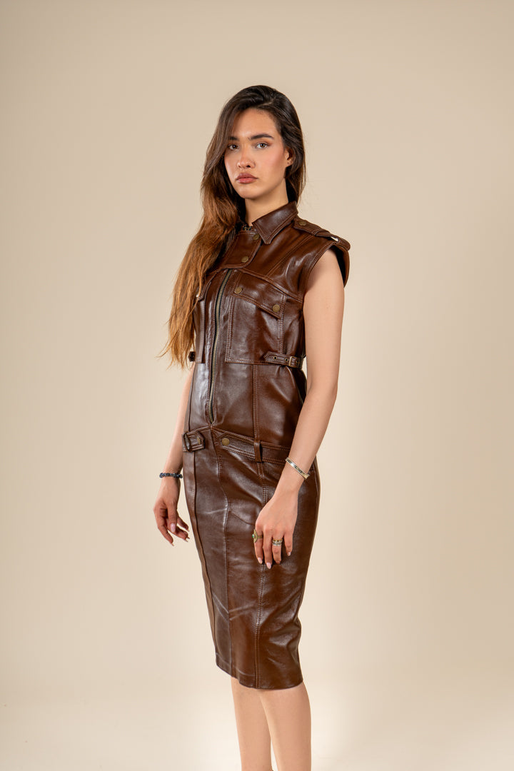 Robe Tihya en cuir marron, vue de trois quarts sur un mannequin.