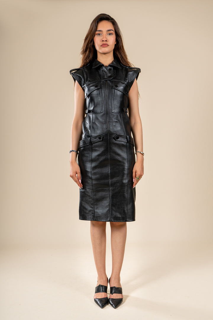 Texte alternatif à copier :
Robe Tihya Numidie en cuir noir, coupe midi ajustée avec poches et finitions artisanales.