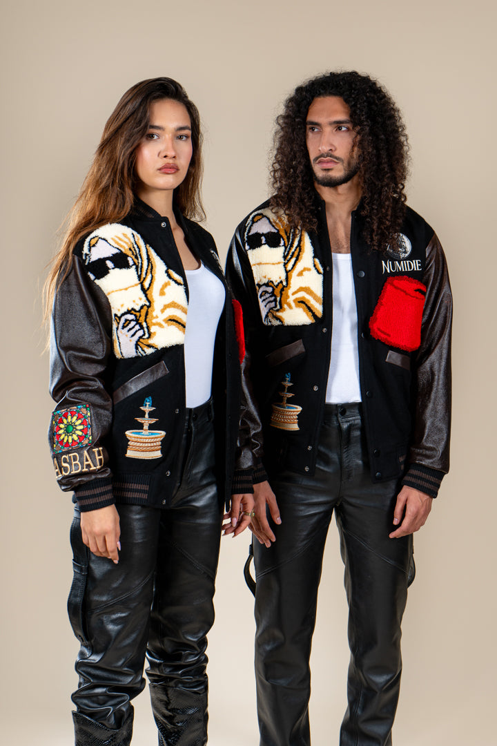 Duo homme et femme portant le Varsity Jacket Tamurt Numidie en laine et cuir noir.