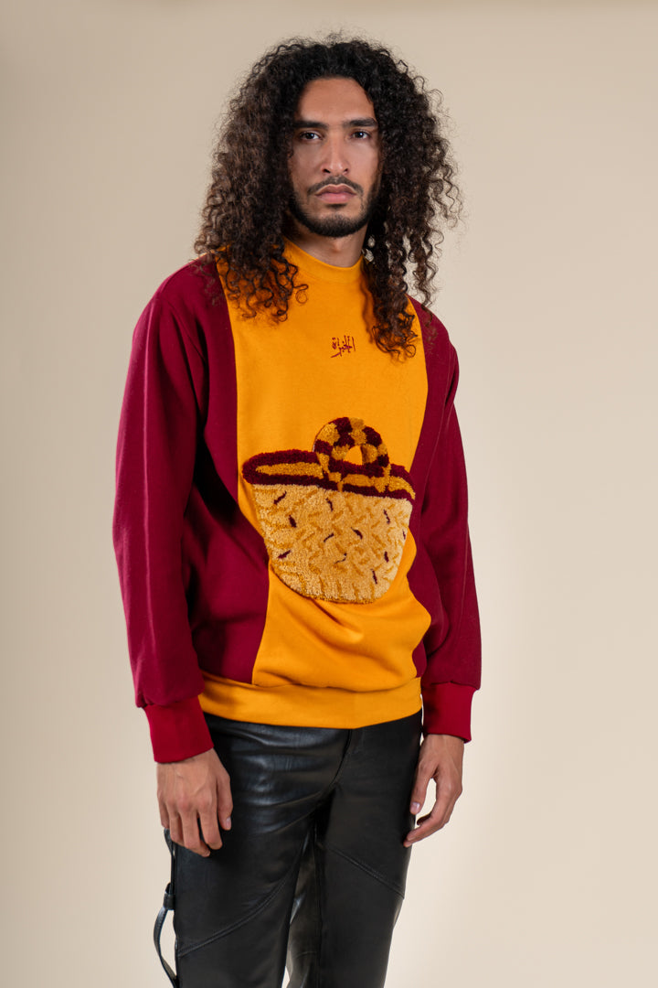 Pull Kouffa Numidie jaune et bordeaux avec motif tufting artisanal, porté par un homme, vue de profil.