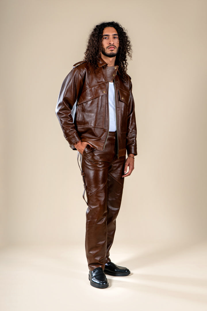 Pantalon Amnay en cuir marron porté par un mannequin, vue de trois quarts.
