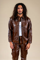 Veste Aviateur Azir en cuir marron portée par un homme, vue de face.