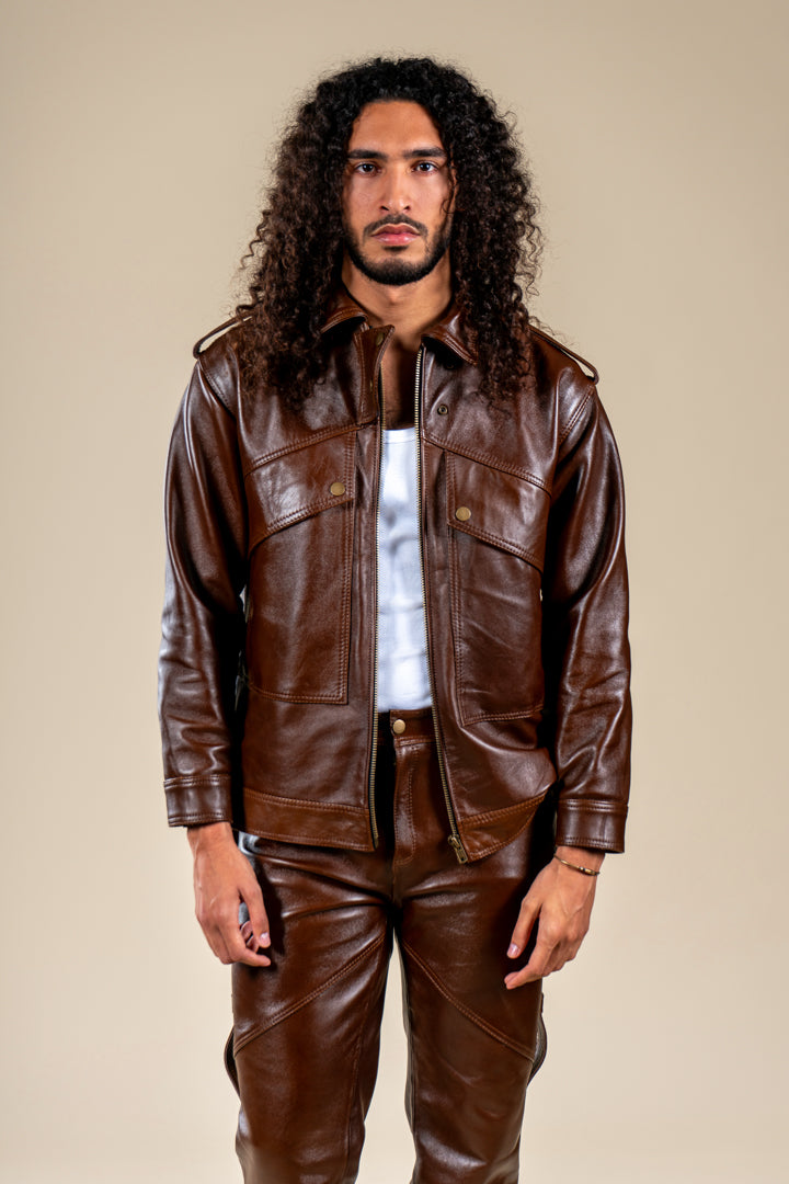 Veste Aviateur Azir en cuir marron portée par un homme, vue de face.
