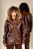 Veste Aviateur Azir en cuir marron portée par deux mannequins, vue de face et de dos.