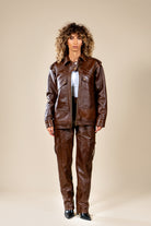 Pantalon Amnay en cuir marron porté par un mannequin, vue de face.