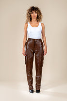 Pantalon Amnay en cuir marron porté par un mannequin, vue de face.