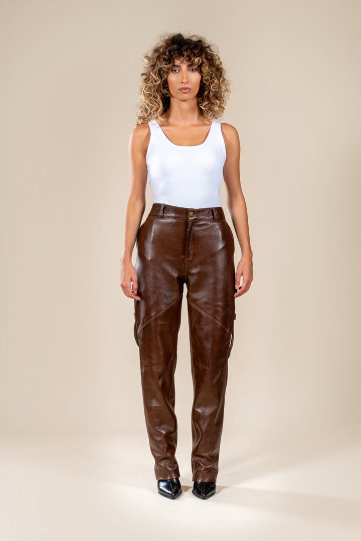 Pantalon Amnay en cuir marron porté par un mannequin, vue de face.