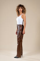 Pantalon Amnay en cuir marron, vue de profil sur un mannequin.
