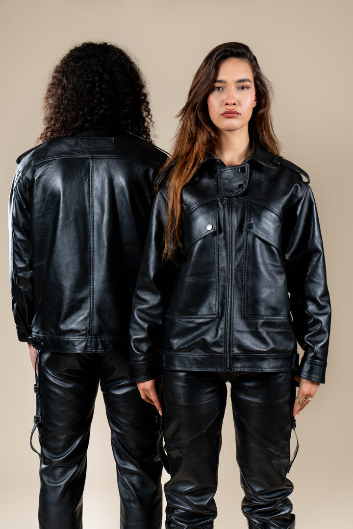 Veste Azir Numidie en cuir noir portée par deux mannequins, vue de dos, mettant en valeur les finitions en cuir.