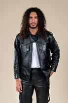 Veste Azir Numidie en cuir noir portée par un homme, vue de face, avec poches à rabat et fermeture zippée.