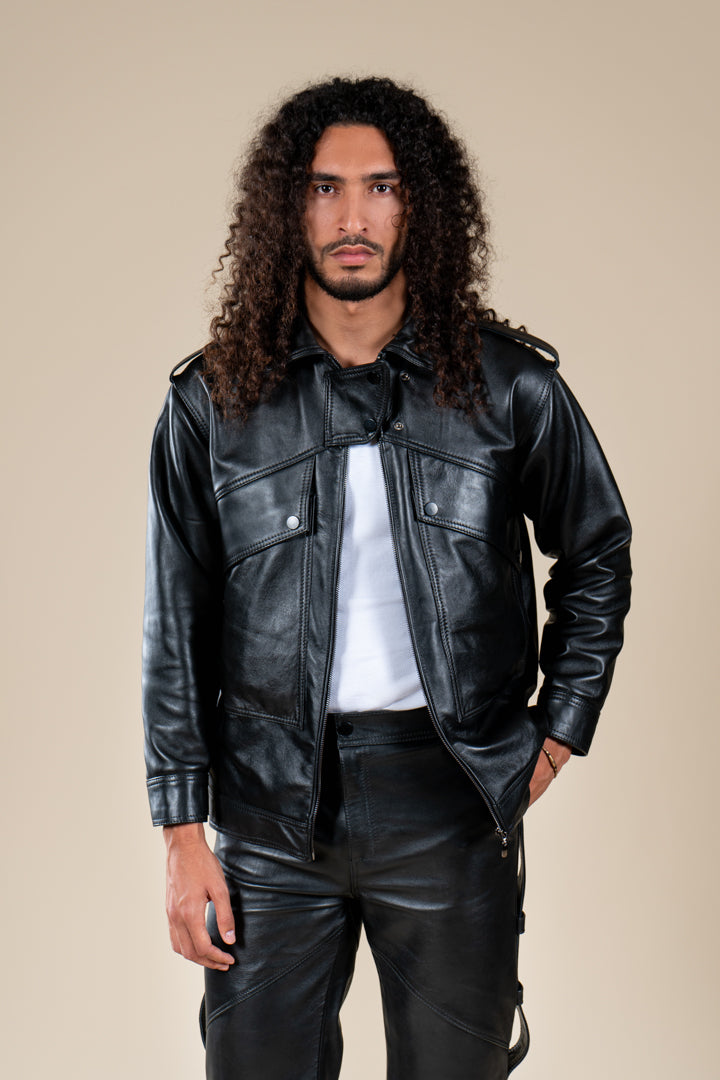 Veste Azir Numidie en cuir noir portée par un homme, vue de face, avec poches à rabat et fermeture zippée.