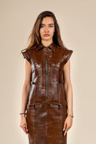 Robe Tihya en cuir marron, vue de face avec détails de la coupe et des poches.