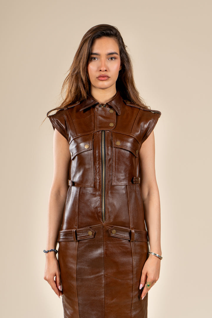 Robe Tihya en cuir marron, vue de face avec détails de la coupe et des poches.