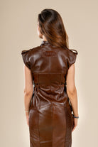 Robe Tihya en cuir marron, vue de profil mettant en valeur sa coupe ajustée.