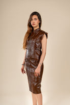 Robe Tihya en cuir marron, vue de trois quarts sur un mannequin.