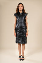 Texte alternatif à copier :
Robe Tihya Numidie en cuir noir, coupe midi ajustée avec poches et finitions artisanales.