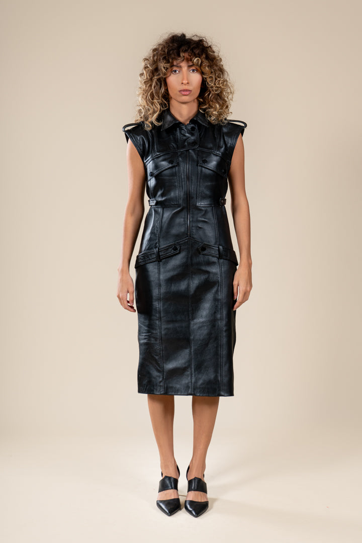 Robe Tihya Numidie en cuir noir, coupe midi ajustée, col chemise, poches à rabat et finitions structurées.