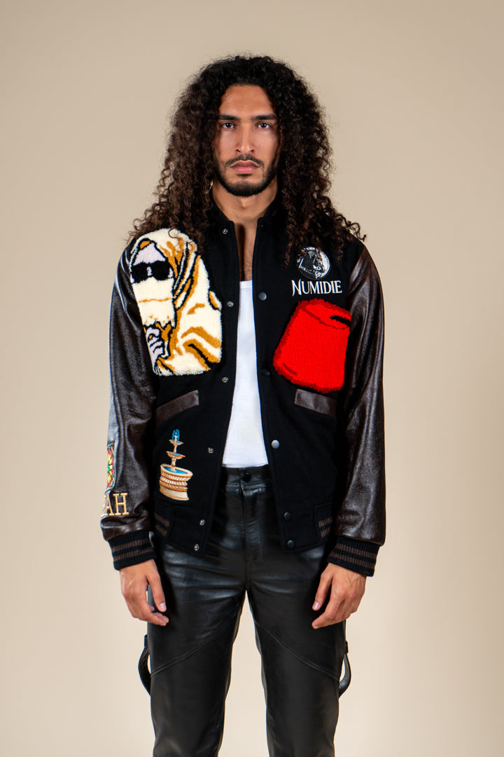 Détail du Varsity Jacket Tamurt Numidie avec ses empiècements artisanaux et ses manches en cuir.