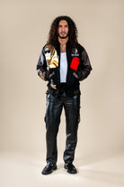 Varsity Jacket Tamurt Numidie en laine et cuir noir, porté par un homme.
