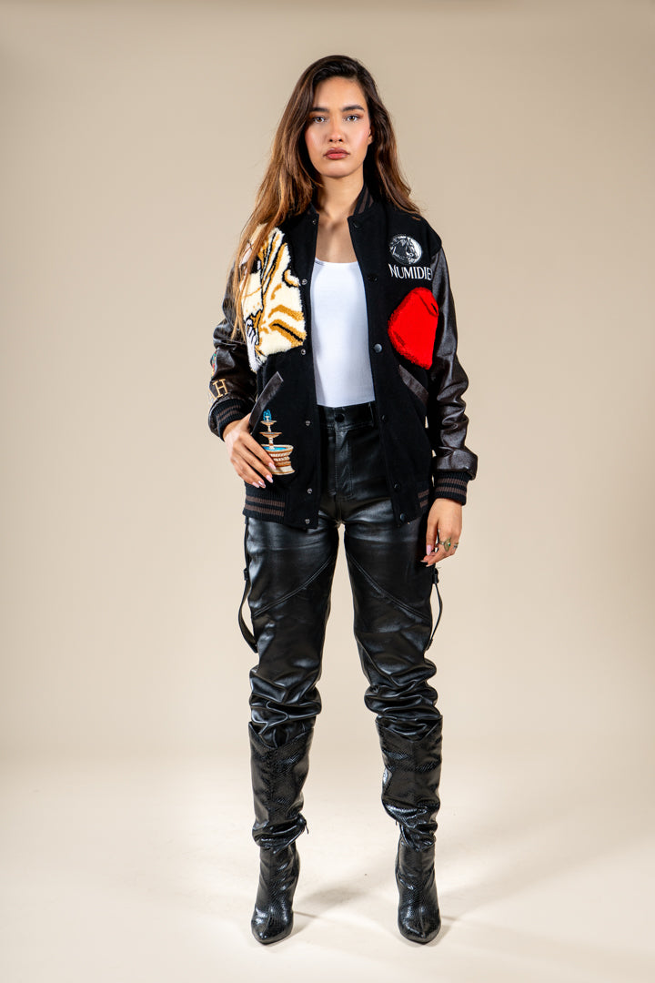 Varsity Jacket Tamurt Numidie en laine et cuir noir, porté par une femme.