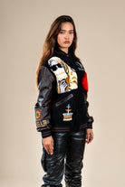 Varsity Jacket Tamurt Numidie porté par une femme, vue de profil.