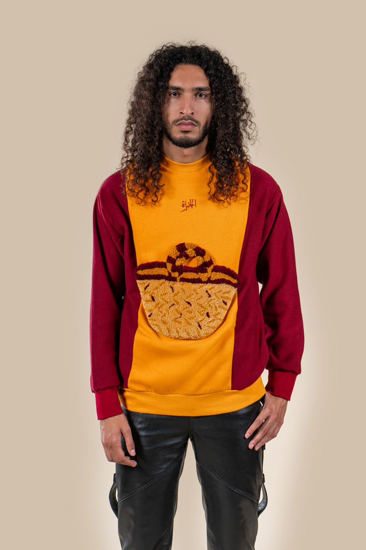 Pull Kouffa Numidie jaune et bordeaux avec motif tufting artisanal, porté par un homme.