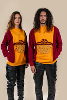 Pulls Kouffa Numidie jaunes et bordeaux avec motifs tufting artisanaux, portés par un homme et une femme.