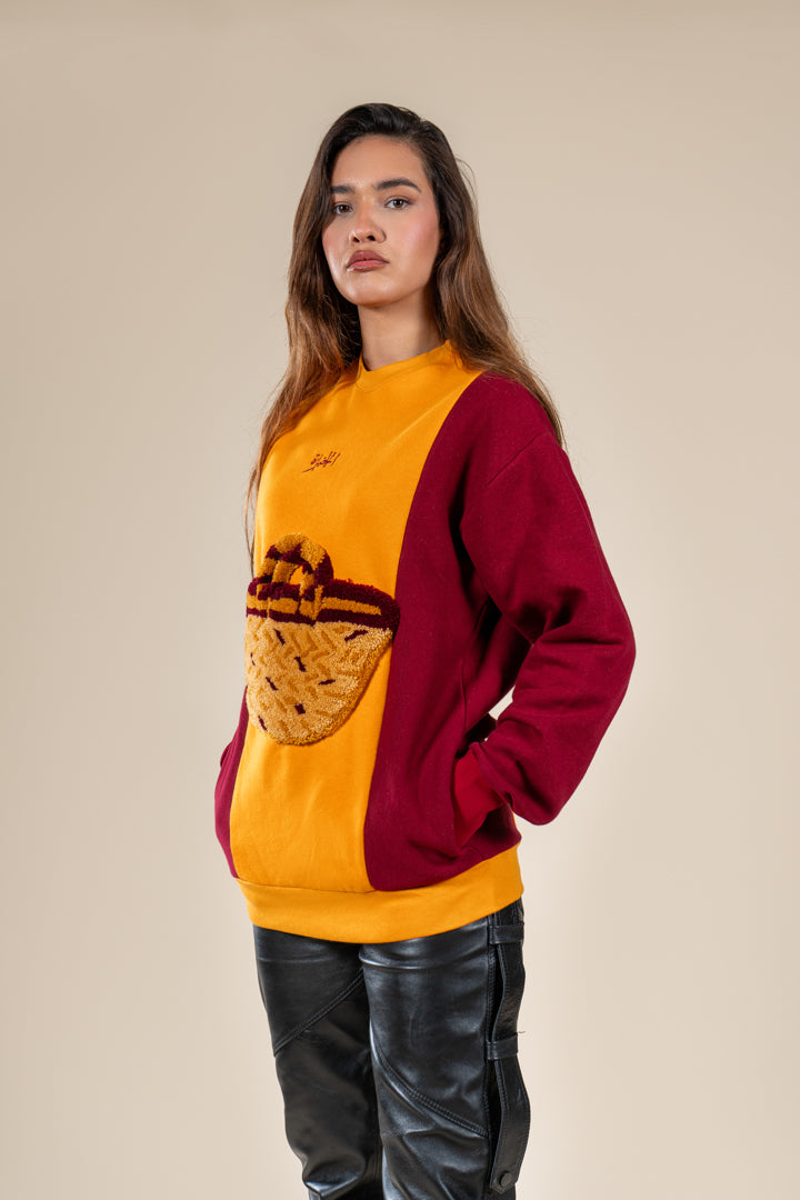 Pull Kouffa Numidie jaune et bordeaux avec motif tufting artisanal, porté par une femme.