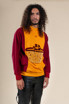 Pull Kouffa Numidie jaune et bordeaux avec motif tufting artisanal, porté par un homme, vue de profil.